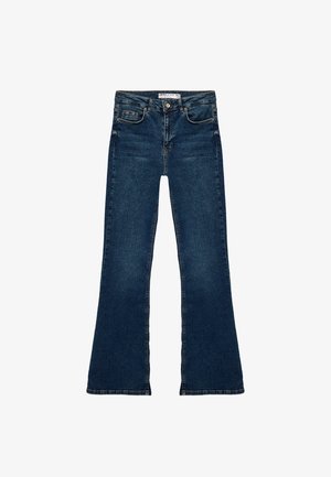 Jeans de mezclilla acampanados en azul oscuro con un lavado medio. Presentan bolsillos clásicos y un cierre de botón, elaborados con tela de algodón suave.
