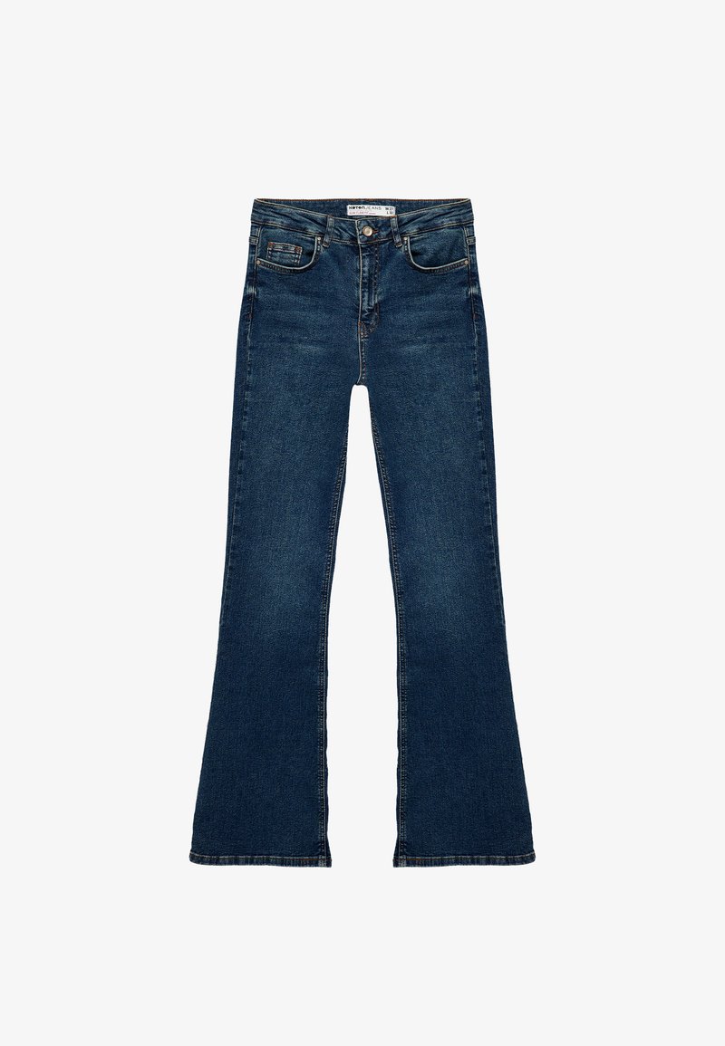 Jeans de mezclilla acampanados en azul oscuro con un lavado medio. Presentan bolsillos clásicos y un cierre de botón, elaborados con tela de algodón suave.