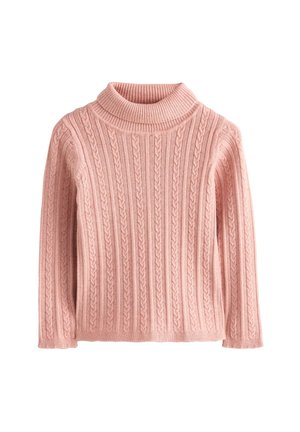 Pull en maille torsadée rose avec manches longues et col montant côtelé sur fond blanc.