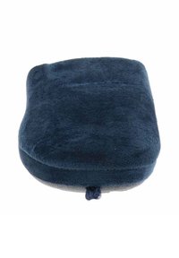 Reposapiés de felpa azul marino, de forma rectangular con una textura suave, presenta una parte inferior lisa con un pequeño lazo para manipularlo.