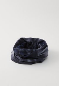 Námornícky modrý multifunkčný šál vyrobený z mäkkého, ľahkého materiálu s hladkou textúrou, s jemným tie-dye vzorom a logom.