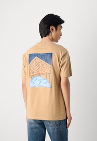 Scotch & Soda RELAXED FIT FRONT BACK  - Print T-shirt - tannin