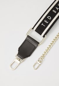Schwarzer gewebter Riemen mit weißen Akzenten und dem "TED BAKER"-Logo, mit einem Lederende und goldfarbenen Metallbeschlägen.