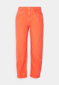 Pantalones de mezclilla naranja con un diseño de pierna recta, que cuentan con dos bolsillos frontales, un cierre de botón y detalles de costura sutiles.