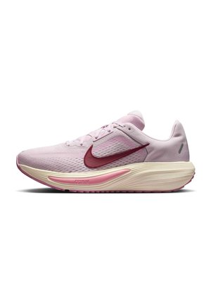 Jasnoróżowy but do biegania z bordowym logo Nike, kremową podeszwą środkową, różowym detalem amortyzacyjnym i oddychającą siateczkową cholewką widziany z boku.