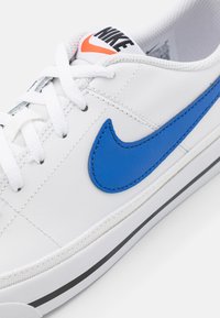 Nike Sportswear COURT LEGACY - Sportbačiai - white/game royal/black