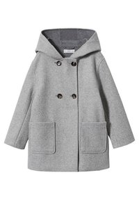 Manteau en laine grise avec capuche, design croisé, doté de grandes poches à rabat et de boutons marron. Texture douce, manches mi-longues.