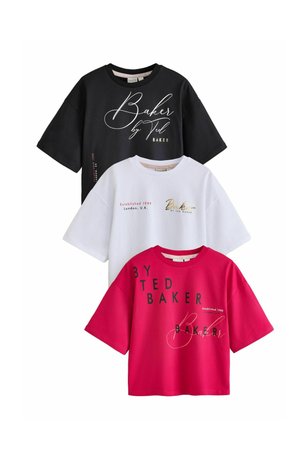 Drei kurzärmelige T-Shirts in Schwarz, Weiß und Rot, jeweils mit Ted Baker Marken-Schriftzügen auf der Vorderseite.