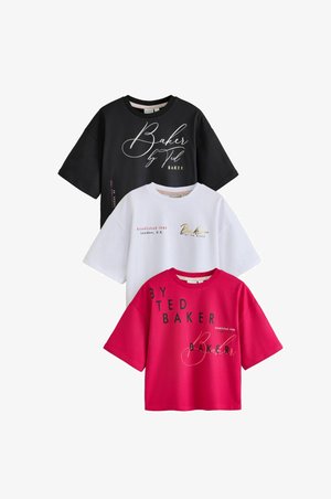 Tre t-shirts med korte ærmer i sort, hvid og rød, hver med Ted Baker-tekstdetaljer på forsiden.