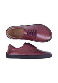 Chaussure à lacets en cuir bordeaux avec semelle noire vue de dessus et de côté, dotée d’un col matelassé et d’un bout arrondi et lisse.