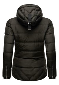 Svart puffjacka med huva och horisontell quiltning. Har dragkedjor på ärmarna och ett triangulärt texturmönster i fållen.