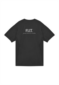 Svart t-shirt med kort ärm i mjukt tyg, med "F.U.T." och "FYSISK UTDANING & TRÄNING" tryckt på ryggen.