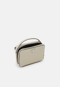Calvin Klein Jeans MINIMAL MONOGRAM CAMERA BAG - Borsa a mano - stone
