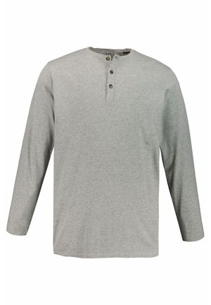 Maglietta a maniche lunghe grigia in morbido cotone con scollatura rotonda, pattina con tre bottoni e piccolo ricamo del logo sul petto.