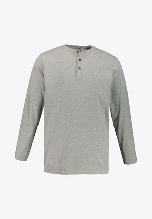 Maglietta a maniche lunghe grigia in morbido cotone con scollatura rotonda, pattina con tre bottoni e piccolo ricamo del logo sul petto.