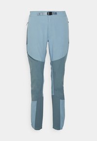 Ljust blå utomhusbyxor med mörkblå detaljer, dragkedjefickor och ett bälte. Tillverkade av flexibelt, slitstarkt material för aktiv användning.