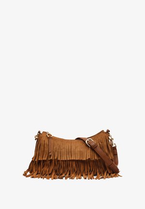 Sac à main en daim marron avec des détails en franges superposées et une bandoulière en cuir réglable avec une boucle dorée sur fond blanc.