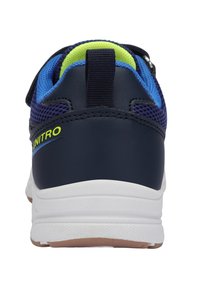 Marineblaue Sneaker mit Mesh-Obermaterial, grünen und blauen Akzenten, synthetischen Überzügen und einer weißen Gummisohle. Klettverschluss für einfaches An- und Ausziehen.