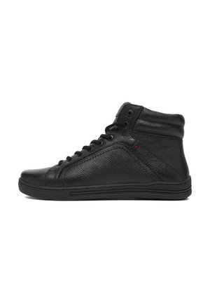 Schwarze Leder-Hochtop-Sneaker mit strukturiertem Obermaterial, Gummisohle, auffälligen Nähten und schmalem Schnürdesign. Dezentes Logo-Detail an der Seite.