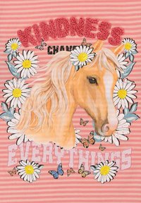 Rosa gestreifter Stoff mit einem gelben Pferdekopf im floralen Design, Schmetterlingen und dem Text "FREUNDLICHKEIT ÄNDERT ALLES."