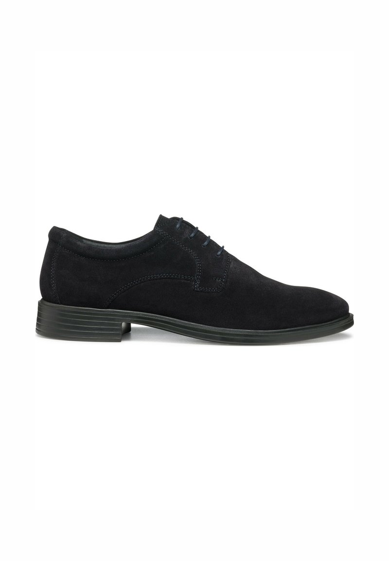 Scarpe eleganti da uomo in suede nero con finitura liscia, design con lacci, punta rotonda e suola texture. Presenta sottili accenti di cucitura.