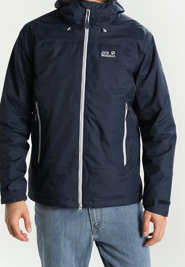 Marinblå vattentät jacka tillverkad av mjukt tyg, med en framdragkedja, två sidofickor och en huva. Logotyp på vänster bröst.