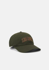 Olivengrønn bomulls caps med buet brem og brodert "LES DEUX" tekst i lilla. Har justerbar stropp bak.