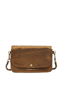 Pochette de couleur bronze avec une surface texturée, fermeture à rabat, bandoulière en chaîne et un accent logo en métal à l'avant.