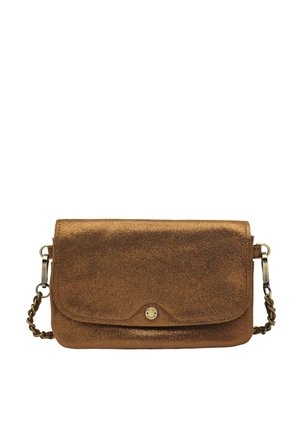 Pochette de couleur bronze avec une surface texturée, fermeture à rabat, bandoulière en chaîne et un accent logo en métal à l'avant.