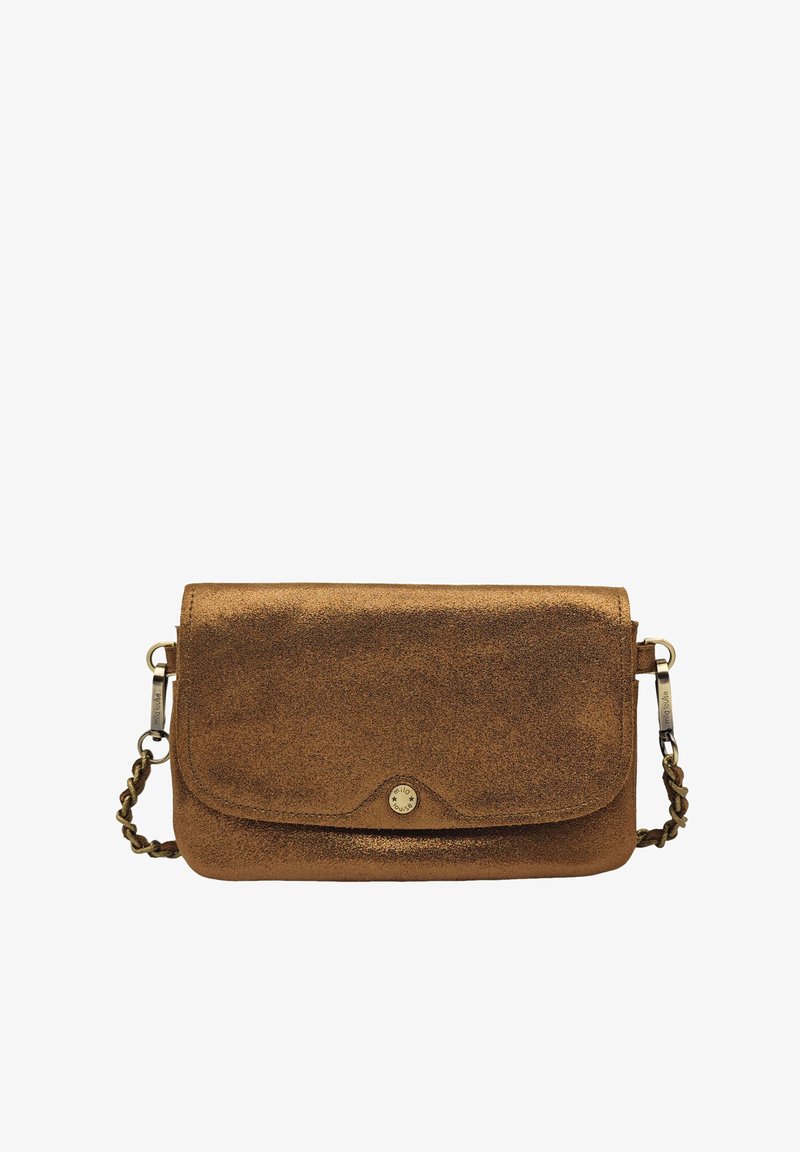 Pochette de couleur bronze avec une surface texturée, fermeture à rabat, bandoulière en chaîne et un accent logo en métal à l'avant.
