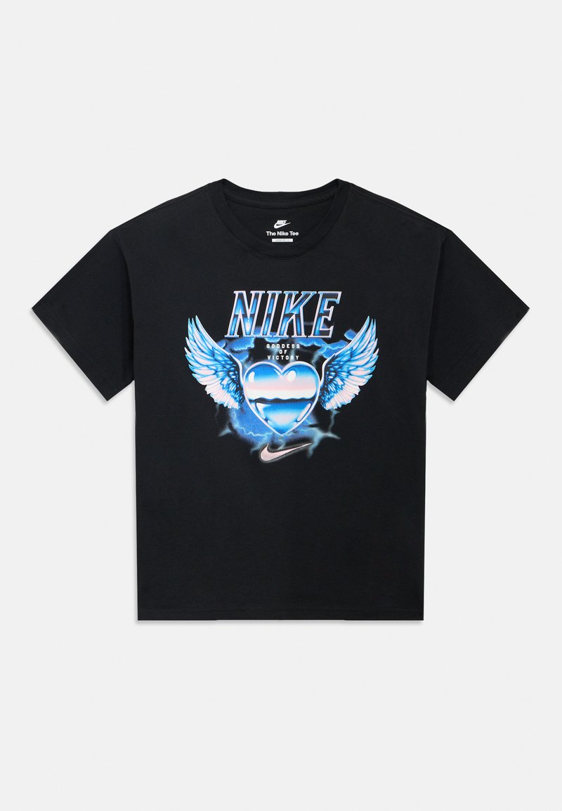 Μαύρο βαμβακερό T-shirt με μεγάλο γραφικό σχέδιο που απεικονίζει μια μπλε καρδιά με φτερά, το κείμενο "NIKE" και ένα μικρό λογότυπο της Nike στην κάτω δεξιά γωνία.