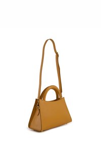 Tasche aus hellbraunem Leder in dreieckiger Form, mit einem oberen Tragegriff und einem abnehmbaren Schultergurt, glatter Textur und minimalen Hardware-Akzenten.