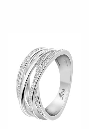 Bague en argent avec des bandes entrelacées, arborant une finition lisse et de petites pierres transparentes incrustées le long de deux des bandes.