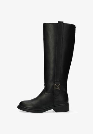 Knee-høje sorte læderstøvler med et elegant design, flad sål og et guld "M" logo accent på siden, med en struktureret overflade.