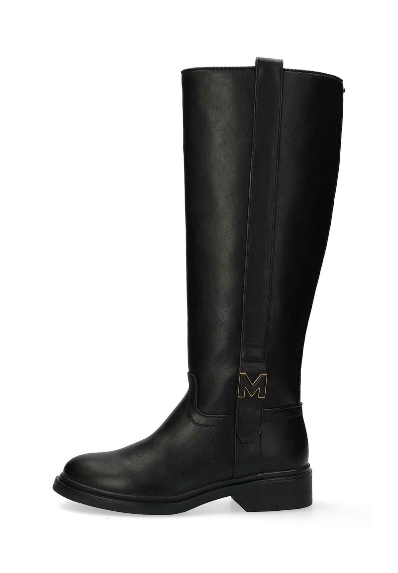 Czarne skórzane botki do kolan o eleganckim designie, płaskiej podeszwie i złotym logo "M" na boku, z teksturowanym wykończeniem.