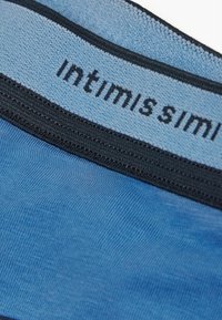 Blaue Unterwäsche mit einem hellblauen Bündchen und schwarzer Schrift. Der Stoff hat eine glatte Textur und subtile gerippte Details.