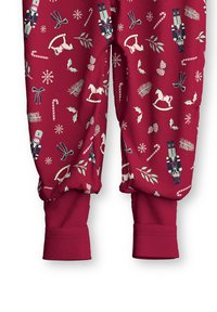 Pantaloni del pigiama rossi con polsini elasticizzati, caratterizzati da una stampa festiva di soldatini, bastoncini di zucchero, fiocchi di neve e motivi a tema natalizio.