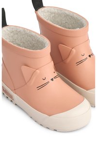 Bottes en caoutchouc roses avec une doublure blanche moelleuse. Dotées d'un design de visage de chat avec des oreilles, des moustaches noires, et une semelle en caoutchouc blanche.