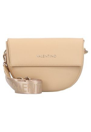 Beige halvmåne læder crossbody taske med klap, sølv "Valentino" logo og bred beige stofrem med trykt mærkenavn.