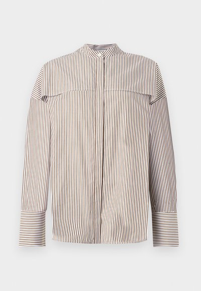 Ριγέ πουκάμισο με κάθετες καφέ και κρέμ ρίγες, κολάρο τύπου stand, και μακριά μανίκια με κουμπωτές μανσέτες.