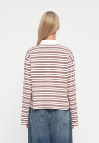 Chemise à manches longues rayée avec col ; présente des rayures alternées bordeaux et blanches ; en coton ; coupe décontractée, design cropped.