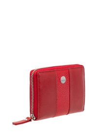Portafoglio rosso in pelle con pannelli texture e lisci, hardware in argento, chiusura con zip e un distintivo dettagliato del logo sulla parte anteriore.