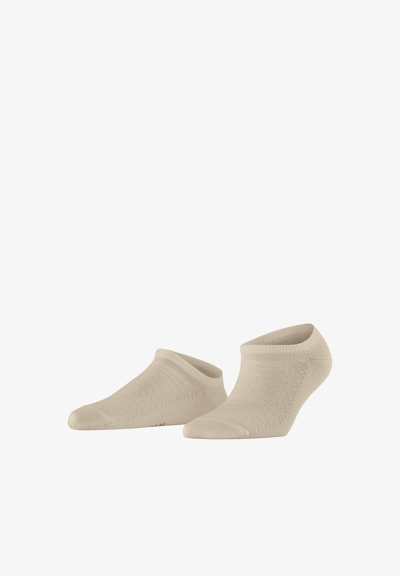 Paire de chaussettes beige basses à la cheville avec un motif en maille texturée, présentées sur un fond blanc.