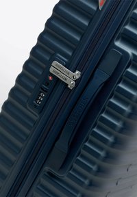 Hartschalenkoffer in Marineblau, mit gerippter Textur, doppelten Reißverschlüssen, Zahlenkombinationsschloss und einem Griff mit eingraviertem "WITTCHEN".