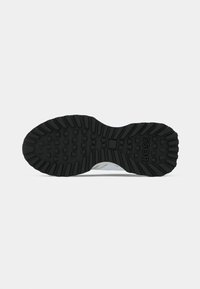 Suela de zapato de goma negra con un patrón de relieve texturizado, con un prominente logo "BOSS" y una sección lisa en el centro.
