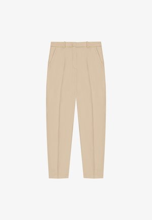 Pantalons beiges à coupe ajustée, présentant un devant plat, des passants de ceinture et des poches latérales. Tissu lisse avec un design net et épuré.