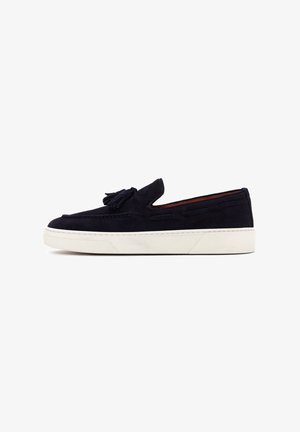Marineblauwe suède instapschoenen hebben een ronde neus, decoratieve franjes en een witte rubberen zool met zijs stitching en uitgesneden accenten.