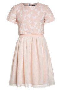 Jasnoróżowa sukienka z wytłaczanym kwiatowym topem, kr�ótkimi rękawami oraz rozkloszowaną, półprzezroczystą spódnicą. Posiada dopasowaną talię i warstwową fakturę.
