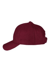 Burgundi vörös gyapjú baseballsapka, ívelt vízszintes karimával és állítható pánttal, oldalról, fehér háttér előtt.