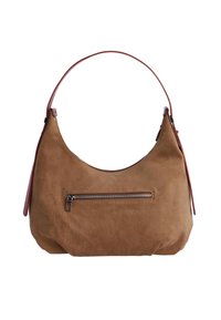 Bolso de hombro de ante marrón con forma curva, correa de cuero y un bolsillo delantero con cremallera. Textura suave, diseño minimalista y color neutro.